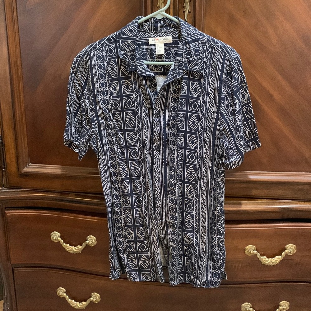 H&M Coachella mens size m. Very dark navy/black and white